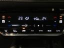 オートエアコンは左右席で独立温度コントロールが可能です。運転席はキンキンに冷やして助手席はマイルドにと言った設定が可能です☆暑さ寒さでケンカすることもなくなりますね♪