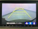 【バックカメラ】運転が苦手な方も車庫入れラクラクです!ギアをリバースに入れれば自動的に切り換わりますので、面倒な操作は不要です♪狭い駐車場もお車を傷つけず安心ですね!