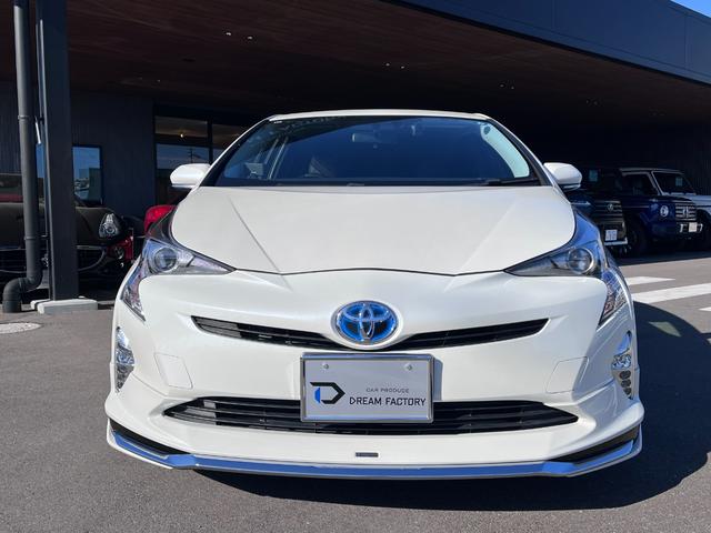 プリウス Ｓツーリングセレクション　ナビ・バックモニター・９インチＴＶキャンセラー・ドラレコ・ＥＴＣ・レーダー・革シート・カメラ・シートヒーター・１７インチ純正アルミホイール・モデリスタエアロ（3枚目）