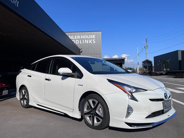 プリウス Ｓツーリングセレクション　ナビ・バックモニター・９インチＴＶキャンセラー・ドラレコ・ＥＴＣ・レーダー・革シート・カメラ・シートヒーター・１７インチ純正アルミホイール・モデリスタエアロ（6枚目）