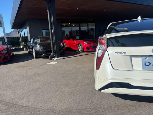 プリウス Ｓツーリングセレクション　ナビ・バックモニター・９インチＴＶキャンセラー・ドラレコ・ＥＴＣ・レーダー・革シート・カメラ・シートヒーター・１７インチ純正アルミホイール・モデリスタエアロ（10枚目）