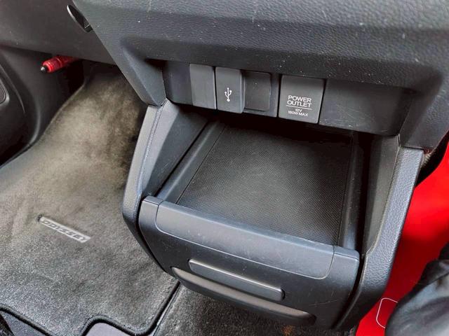 オデッセイ アブソルート　エンジンプッシュスタート／スマートキー／衝突軽減ブレーキ／地デジ／ナビ／バックカメラ／両側パワースライドドア／フリップダウンモニター／タイミングチェーン／ＨＩＤ／ＥＴＣ（33枚目）