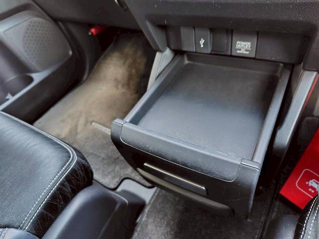 オデッセイ アブソルート　エンジンプッシュスタート／スマートキー／衝突軽減ブレーキ／地デジ／ナビ／バックカメラ／両側パワースライドドア／フリップダウンモニター／タイミングチェーン／ＨＩＤ／ＥＴＣ（34枚目）