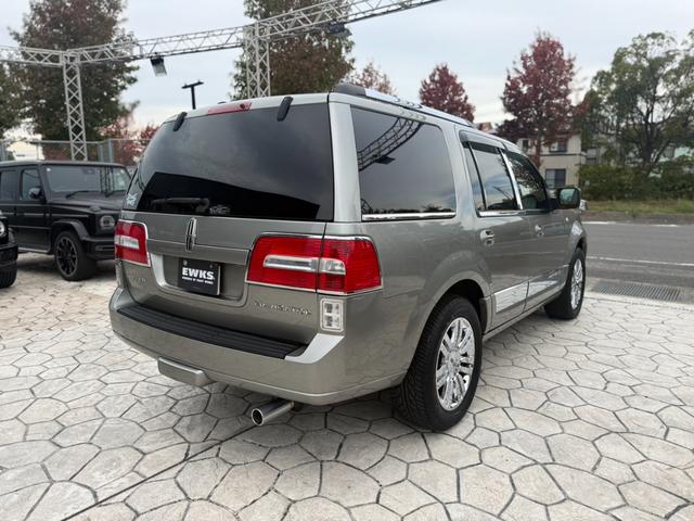 リンカーンナビゲーター アルティメイト 正規ディーラー車 日本仕様 1ナンバー登録 純正電動ステップ 電動リアゲート(5枚目)