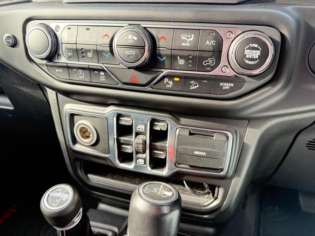 ジープ・ラングラーアンリミテッド サハラ　ＦＯＸ足廻り　ＷＨＡ－Ｃ電動ステップ　ＷＨＡ－Ｃワイドボディ　ルビコングリル（15枚目）