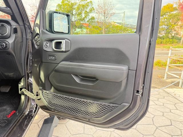 ジープ・ラングラーアンリミテッド サハラ　ＦＯＸ足廻り　ＷＨＡ－Ｃ電動ステップ　ＷＨＡ－Ｃワイドボディ　ルビコングリル（23枚目）