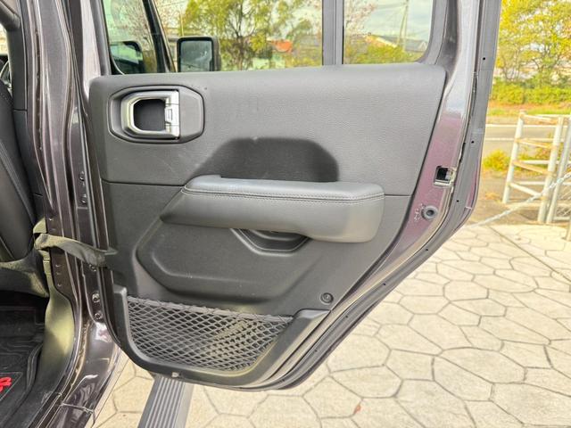 ジープ・ラングラーアンリミテッド サハラ　ＦＯＸ足廻り　ＷＨＡ－Ｃ電動ステップ　ＷＨＡ－Ｃワイドボディ　ルビコングリル（25枚目）