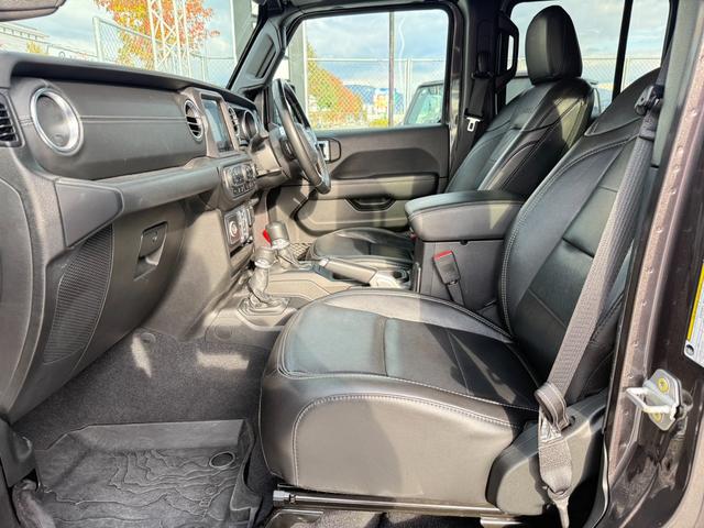 ジープ・ラングラーアンリミテッド サハラ　ＦＯＸ足廻り　ＷＨＡ－Ｃ電動ステップ　ＷＨＡ－Ｃワイドボディ　ルビコングリル（27枚目）