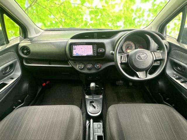 ヴィッツ Ｆ　新品タイヤ／純正　ＳＤナビ／衝突安全装置／ドライブレコーダー　前後／Ｂｌｕｅｔｏｏｔｈ接続／ＥＴＣ／ＥＢＤ付ＡＢＳ／バックモニター／地上波デジタルチューナー／エアバッグ　運転席／エアバッグ　助手席（8枚目）