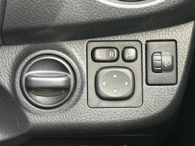 ヴィッツ Ｆ　新品タイヤ／純正　ＳＤナビ／衝突安全装置／ドライブレコーダー　前後／Ｂｌｕｅｔｏｏｔｈ接続／ＥＴＣ／ＥＢＤ付ＡＢＳ／バックモニター／地上波デジタルチューナー／エアバッグ　運転席／エアバッグ　助手席（28枚目）