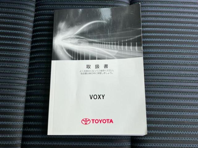 ヴォクシー ＺＳキラメキ２　保証書／社外　９インチ　ＳＤナビ／フリップダウンモニター　社外　１０．１インチ／衝突安全装置／両側電動スライドドア／車線逸脱防止支援システム／ドライブレコーダー　社外／ヘッドランプ　ＬＥＤ　ＤＶＤ再生（38枚目）