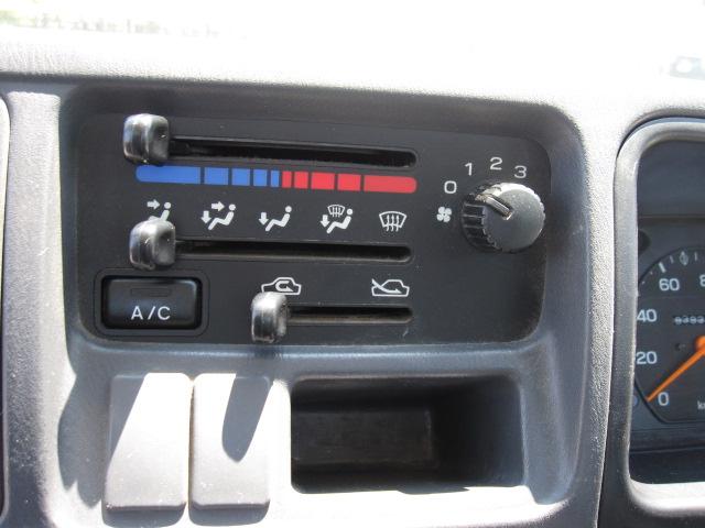 サンバートラック ＴＢ　４ＷＤ　５速ミッション　エアコン　運転席エアバッグ　タイミングベルト交換済（13枚目）