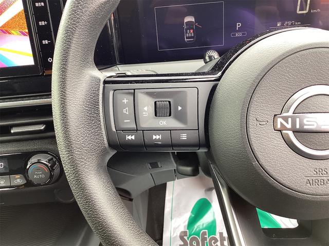 自ら操るハンドル！ドライバーの生命線です。目線を大きくそらすことなくボタンの操作を行うことができるので、安全にも配慮できますね。