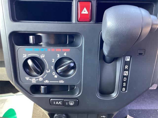 必ず使用するシフトレバー。確りと確認したいですね。