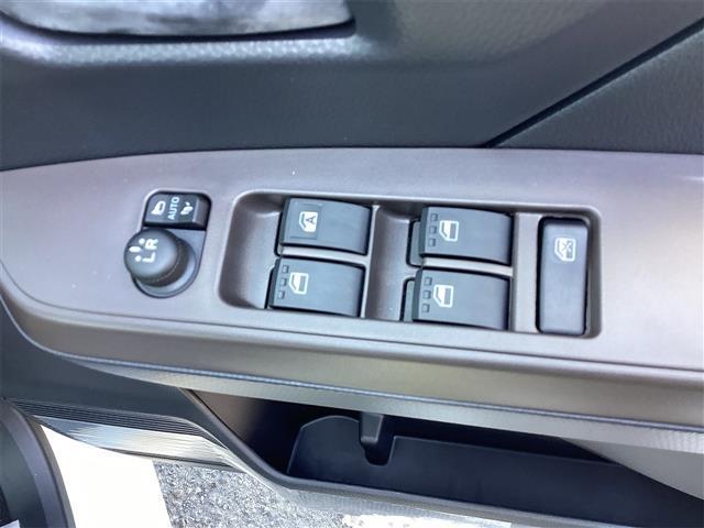 パワーウィンドウのスイッチですよ。運転席に居ながら窓を開け閉めのコントロールできますよ。