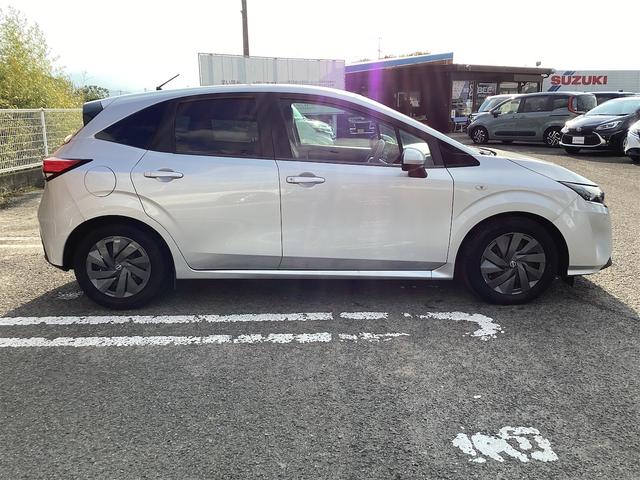 ノート Ｓ　クリアランスソナー　衝突被害軽減システム　オートマチックハイビーム　オートライト　スマートキー　電動格納ミラー　ＣＶＴ　盗難防止システム　衝突安全ボディ　ＡＢＳ　ＥＳＣ　ＣＤ　ＵＳＢ（10枚目）