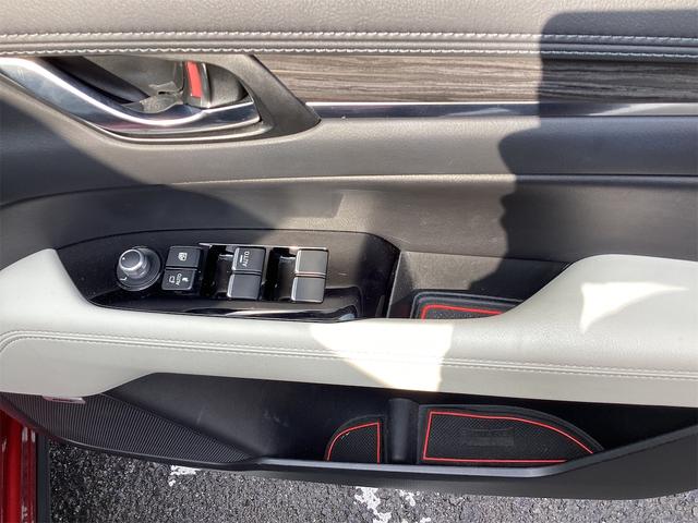 パワーウィンドウのスイッチですよ。運転席に居ながら窓を開け閉めのコントロールできますよ。