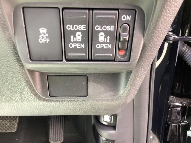 指先ひとつでドアオープン。【ワンアクション両側パワースライドドア】両手がふさがっていても、スイッチひとつでスライドドアが自動解錠＆自動オープンします。