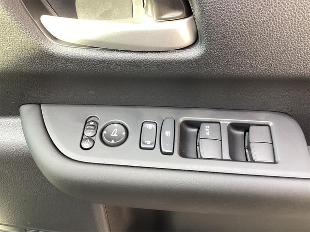 パワーウィンドウのスイッチですよ。運転席に居ながら窓を開け閉めのコントロールできますよ。