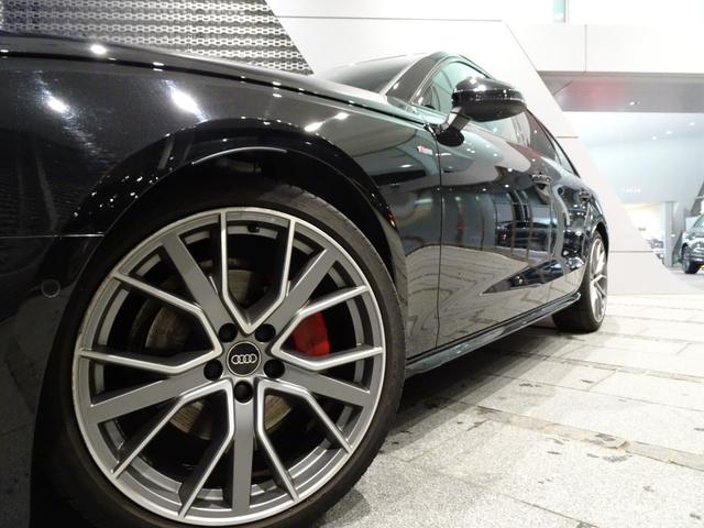 �A�E�f�B�f�U�C���̈�ł���A�咣�����������݊��̂���f�U�C���͏�i���ƍ�������Y�킹�܂��B