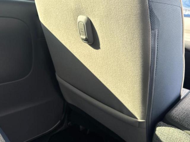 WECARSの展示場では実際に見て、触ってお車をお選びいただけます!知識の豊富な営業スタッフが様々なカーライフをご提案いたします!