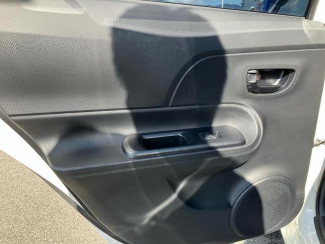 アクア Sスタイルブラック 新品タイヤ/保証書/純正 SDナビ/衝突安全装置/車線逸脱防止支援システム/ヘッドランプ LED/ETC/EBD付ABS/横滑り防止装置/アイドリングストップ/フルセグTV/エアバッグ 運転席 記録簿(23枚目)