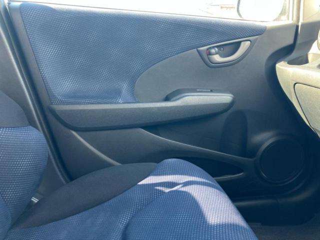 フィット １３Ｇ　新品タイヤ／純正　ナビ／ＥＴＣ／ＥＢＤ付ＡＢＳ／バックモニター／ワンセグＴＶ／エアバッグ　運転席／エアバッグ　助手席／衝突安全ボディ／パワーウインドウ／キーレスエントリー／パワーステアリング（6枚目）