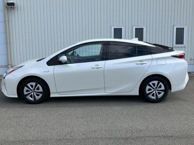 プリウス Ａ　純正　９インチ　ＳＤナビ／衝突安全装置／車線逸脱防止支援システム／ヘッドランプ　ＬＥＤ／ＥＴＣ／ＥＢＤ付ＡＢＳ／横滑り防止装置／アイドリングストップ／バックモニター／フルセグＴＶ　衝突被害軽減システム（2枚目）