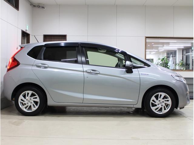 フィットハイブリッド Ｌパッケージ　純正ＨＤＤナビ・バックカメラ・ＥＴＣ・クルーズコントロール・ハーフレザーシート・本革巻きステアリング・ステアリングリモコン・ＬＥＤライト・ＡＵＴＯライト・衝突軽減システム・電動格納ミラー（13枚目）