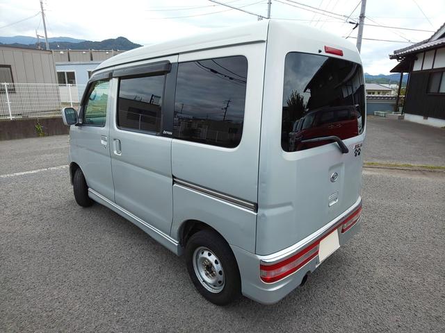 アトレーワゴン カスタムターボR 両側スライドドア HIDヘッドライト (ファインシルバーメタリック) キーレスエントリー 衝突安全ボディ ベンチシート フルフラット(6枚目)