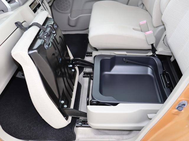 助手席下に収納スペースあります。')