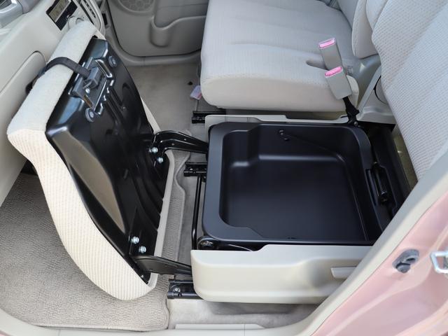 助手席下に収納スペースあります。')