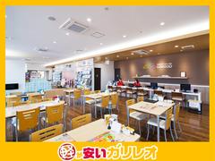 広々とした店内でごゆっくりとご検討下さい！また、販売だけではなくアフターサービスの車検や整備、保険までアフターフォローも充実です！お気軽にご相談下さい！ 7