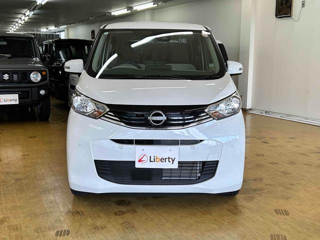 デイズ Ｘ　全周囲カメラ　ナビ　ＴＶ　クリアランスソナー　衝突被害軽減システム　オートライト　スマートキー　アイドリングストップ　電動格納ミラー　ベンチシート　ＣＶＴ　盗難防止システム　ＡＢＳ（8枚目）