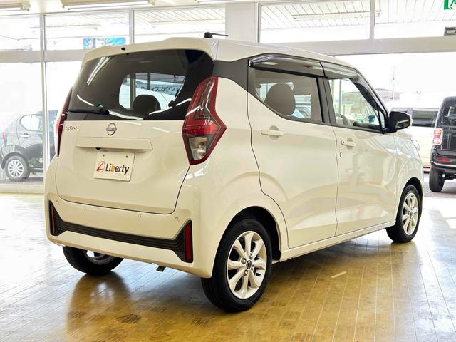 デイズ Ｘ　全周囲カメラ　ナビ　ＴＶ　クリアランスソナー　衝突被害軽減システム　オートライト　スマートキー　アイドリングストップ　電動格納ミラー　ベンチシート　ＣＶＴ　盗難防止システム　ＡＢＳ（11枚目）