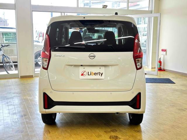 デイズ Ｘ　全周囲カメラ　ナビ　ＴＶ　クリアランスソナー　衝突被害軽減システム　オートライト　スマートキー　アイドリングストップ　電動格納ミラー　ベンチシート　ＣＶＴ　盗難防止システム　ＡＢＳ（12枚目）