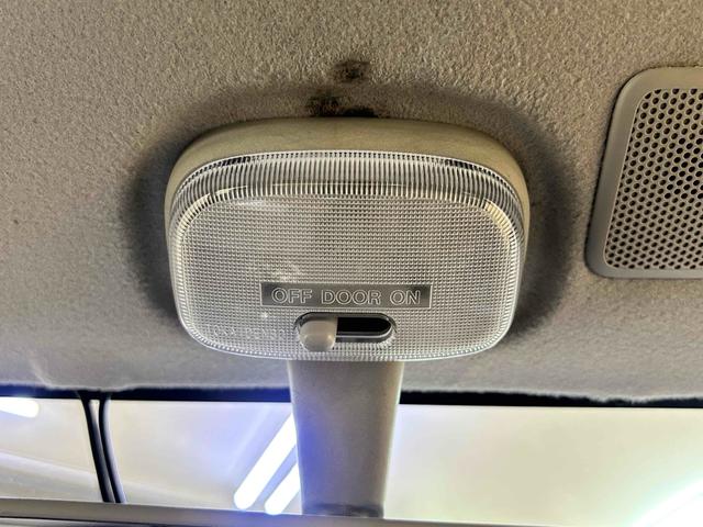 アルト Ｆ　キーレスエントリー　ＡＴ　盗難防止システム　ＡＢＳ　ＥＳＣ　ＣＤ　ミュージックプレイヤー接続可　衝突安全ボディ　エアコン　パワーステアリング　パワーウィンドウ　運転席エアバッグ（44枚目）