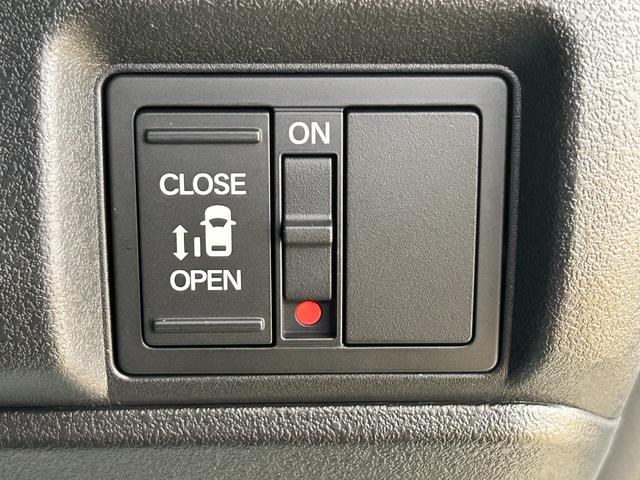 パワースライドドア装備でドアの開閉もスイッチ一つでとても簡単です。スライドドアは坂道では大人でも重くなる事があるので老若男女問わず人気の装備ですよ。