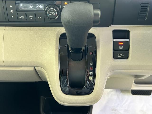 必ず使用するシフトレバー。確りと確認したいですね。