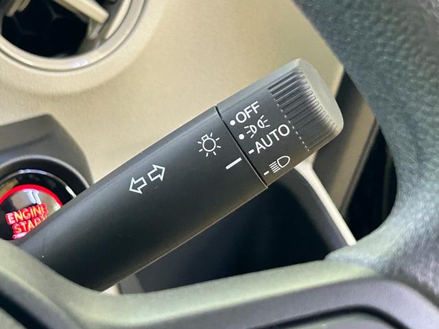 周りが薄暗くなったら自動点灯するオートライトを装備。