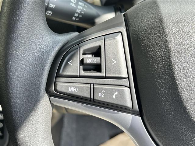 自ら操るハンドル！ドライバーの生命線です。目線を大きくそらすことなくボタンの操作を行うことができるので、安全にも配慮できますね。