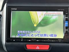 ＴＶ付きの車となっております。ドライブの合間の休憩中に気になる番組を見ることができます。 4