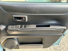 パワーウィンドウのスイッチですよ。運転席に居ながら窓を開け閉めのコントロールできますよ。 4
