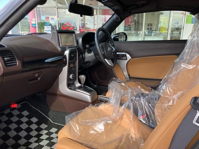 【自社工場完備】点検整備などのサービスが当店のメイン業務ですので何でもお申し付けください。ピットには整備用リフトや専用工具一式取り揃えております。