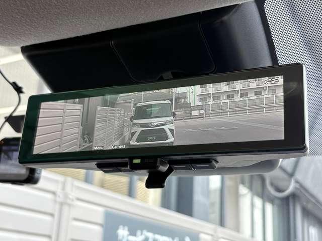 インテリジェントルームミラー☆後席に乗っている人や、大きな荷物を載せていると見にくくなりがちな後方視界。。こちらは車両後方のカメラ映像をミラーに映すので、天候にも影響されないクリアな後方視界を実現☆