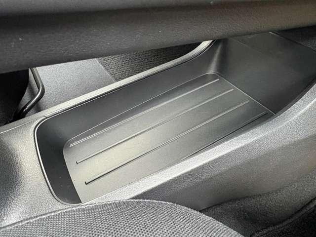 前席中央に伸びる大型センターコンソール☆フロントセンターアームレストの下には、大きな収納スペースを確保しました（＊’ω’＊）