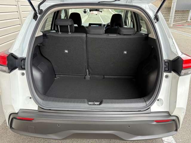 【ラゲッジスペース】シートがそのままの状態でもお荷物が載せられて便利です（＊´ω｀）
