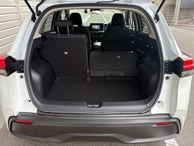 シートを片側だけたおす事も可能です！この状態なら長さのあるお荷物でも載せられちゃいそうですよね♪