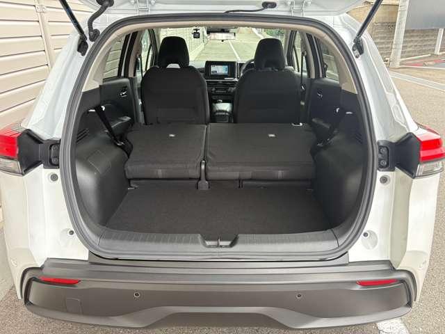 シートを両側たおすとさらに広々空間へ！これならよりたくさんのお荷物が載せられて便利です☆