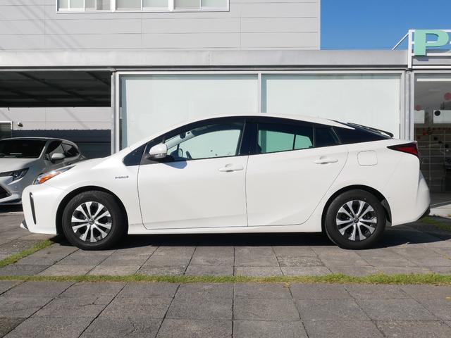 プリウス Ａ　純正ナビ　バックモニター　ＥＴＣ　プッシュスタート　ドライブレコーダー　オートエアコン　オートハイビーム　車線逸脱警報　衝突被害軽減システムプリクラッシュセーフティ付き（3枚目）